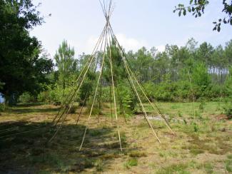 Début de construction d'un tipi