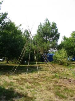 première étape de construction d'un tipi